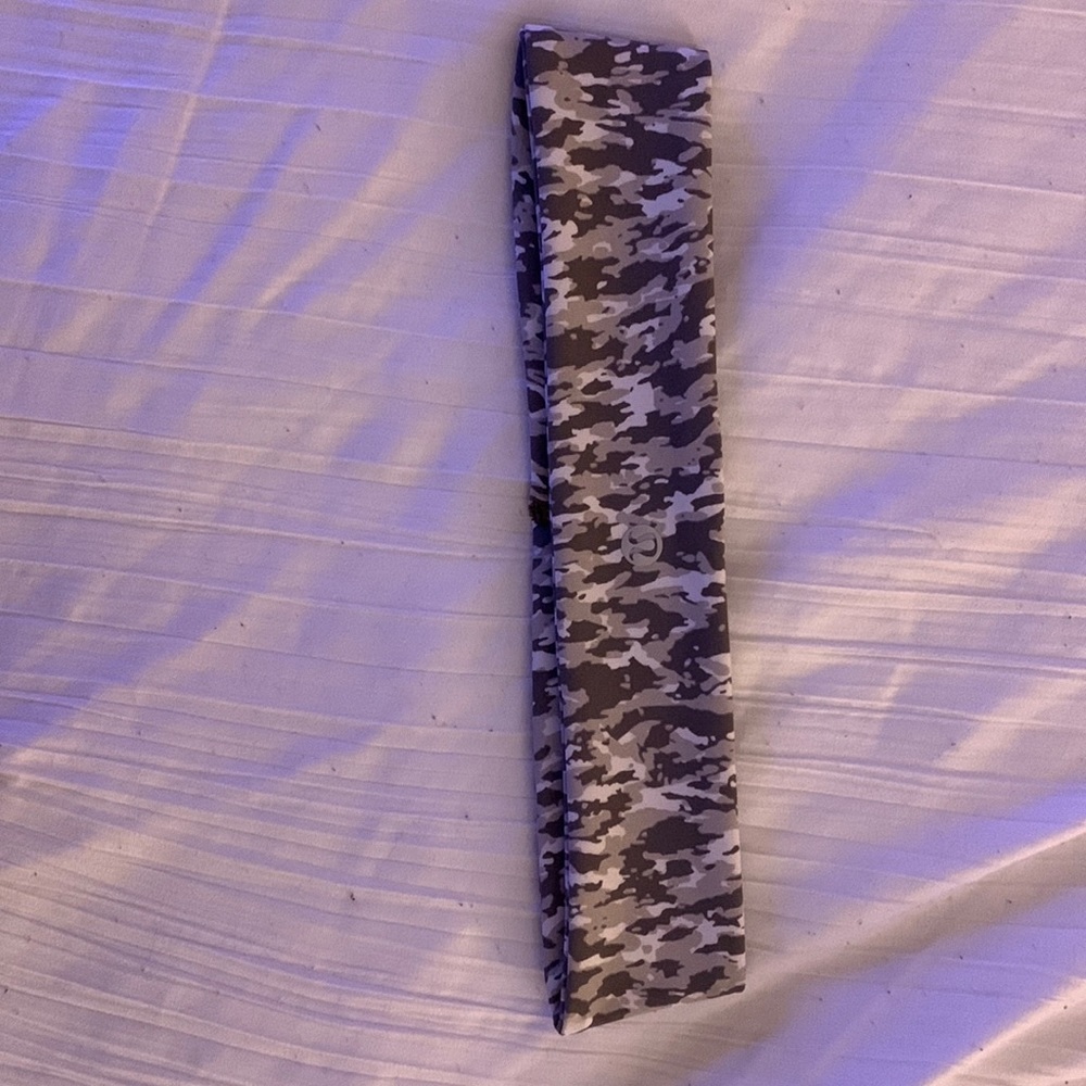 LILULEMON headband / stretchy gym like material O/S (never worn)